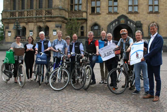 Neben Klimaschutzmanagerin Anne Wiesen (2. v. l.), dem Koordinator Nahmobilität Simon Vogt (4. v. l.), Abteilungsleiterin Verkehrsplanung Dr. Marianne Scholas und Bürgermeister Christoph Tesche (r.) unterstützen auch viele Sponsoren das Stadtradeln in Recklinghausen.