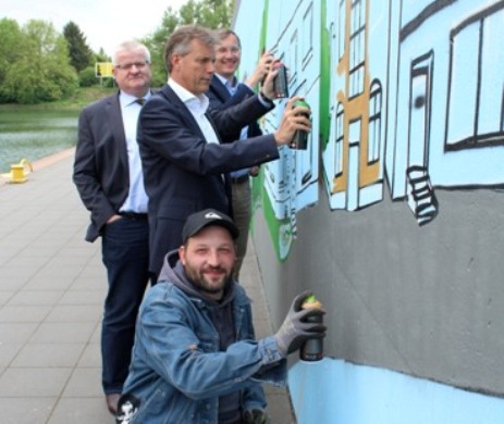 Künstler Markus Becker (vorne), Bürgermeister Christoph Tesche, Stadtkämmerer Ekkehard Grunwald und Axel Tschersich, Fachbereichsleiter Wirtschaftsförderung, stellen das Projekt vor.