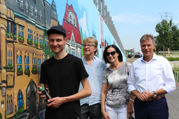 Sie sind stolz auf eines der größten Graffitis an einem der kleinsten Häfen in Deutschland (v. l.): Graffiti-Künstler Michael Rockstein, Geschäftsführer der Altstadtschmiede Klaus Iwannek, Marina Hajjar vom Kulturausschuss und Bürgermeister und Initiator Christoph Tesche. 