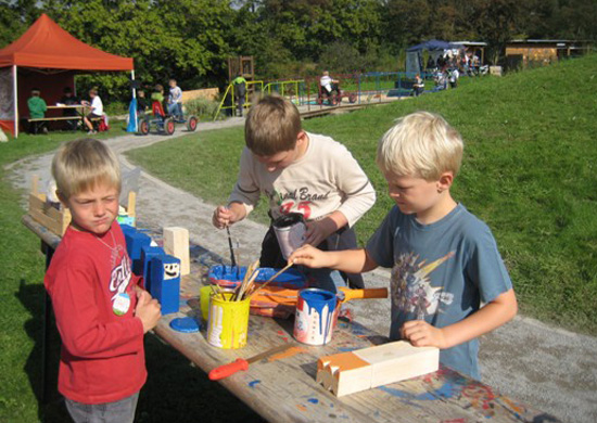 bastelnde Kinder