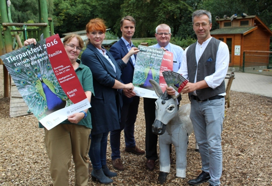 Annette Wohlfahrt (Tierpark, v.l.), Katrin Kiesel (Stadtmarketing), Georg Gabriel (stellvertretender Fachbereichsleiter Wirtschaftsförderung), Beigeordneter Ekkehard Grunwald und Daniel Kroll (Förderverein Tierpark) stellten das Programm zum Tierparkfest vor.