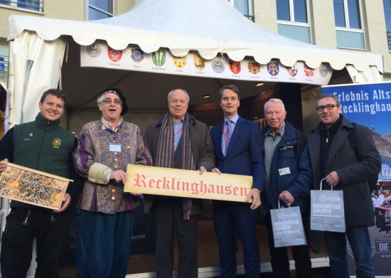 Sie repräsentierten Recklinghausen auf dem Westfälischen Hansetag (v. l.): Imker Jens Keinhörster, Gerd Schenk von der Gilde der Stadtführer, Georg Möllers, der Erste Beigeordnete der Stadt Recklinghausen, Georg Gabriel vom Fachbereich Wirtschaftsförderung, Standortmanagement, Stadtmarketing, Rolf Rose von der Gilde der Stadtführer und Jürgen Pohl, Leiter der VHS Recklinghausen und Vertreter des Vereins für Orts- und Heimatkunde. 