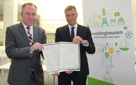 Urkunde.jpg: Bürgermeister Christoph Tesche (r.) und Stadtarchivar Dr. Matthias Kordes präsentieren die Abschrift der Urkunde von 1017.