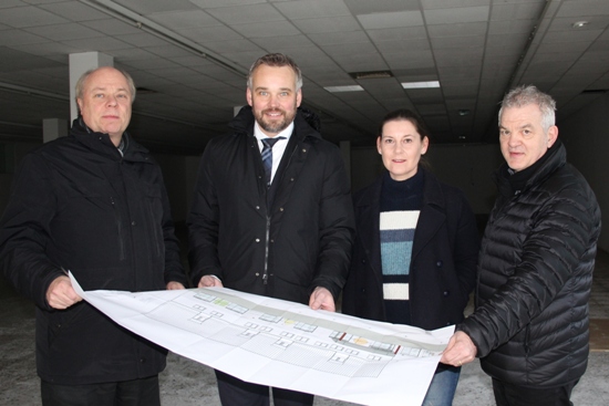 KiTa Stenkhoffstraße.jpg: Georg Möllers (l.) und Volker Hülsmann (r.) werfen gemeinsam mit KiTa-Leiterin Stefanie Kuczera (2. v. r.) und Investor Mike Otterpohl (2. v. l.) einen Blick auf die Pläne zum Innenausbau des Gebäudes.