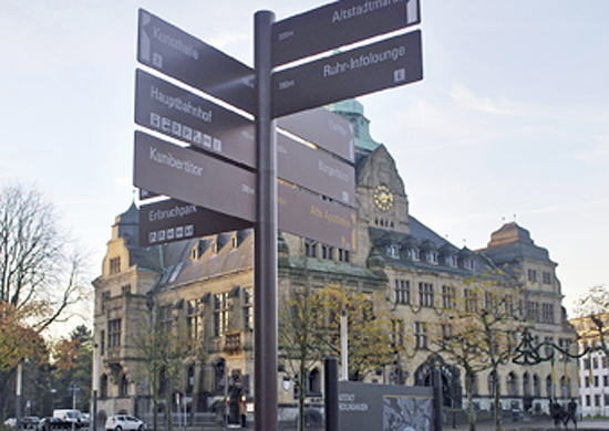 Wegweiserschild vor dem Rathaus am Wall