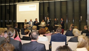 Pressefoto: Vierte Altstadtkonferenz: Vertreter der Stadt Recklinghausen und der Quartiere diskutierten vor dem Publikum. 