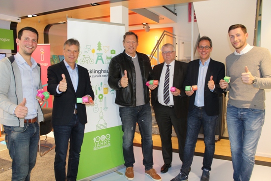 Pressefoto: Marius Ebel, Arena Recklinghausen, v.l.n.r., Bürgermeister Christoph Tesche, Schauspieler Ralf Moeller, Beigeordneter Ekkehard Grunwald, Lars Tottmann, Arena Recklinghausen, und Markus Droste, innogy, zeigen den grünen Daumen.