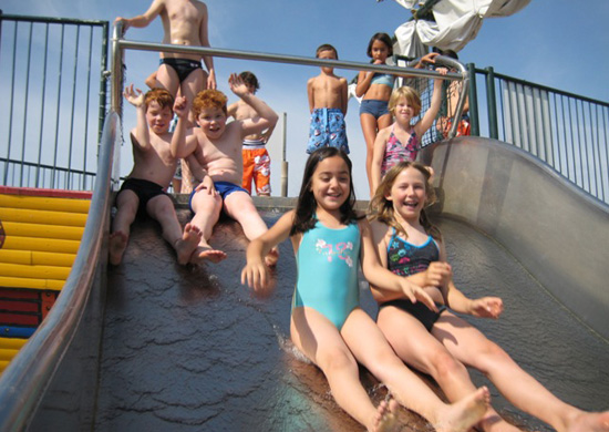 Kinder im Freibad