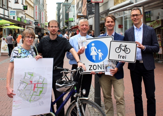 Am 1. Juni ging es los. Sie präsentierten die neuen Schilder für das Radfahren in der Altstadt: Dr. Marianne Scholas und Simon Vogt , beide Verkehrsplanung, der Technische Beigeordnete Norbert Höving, Georg Gabriel und Jochen Sandkühler vom Stadtmarketing.