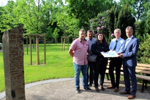 Baumbestattung.jpg -  Michel Farin, J&ouml;rg Gertz und Sandra Pawlowski von den Kommunalen Service Betrieben, Norbert H&ouml;ving ,Technischer Beigeordneter, und B&uuml;rgermeister Christoph Tesche , v.l., gestern bei der Vorstellung der Fl&auml;che Eichenhain.