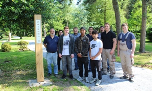 Pressefoto: Vertreter der KSR und der städtischen Jugendwerkstatt Quellberg mit den Jugendlichen stellten die Eichen-Stele vor.