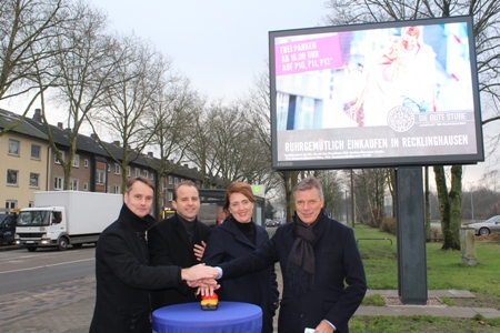 Bildzeile - Pr&auml;sentierten die Stadtinformationsanlage an der Kreuzung Herner Stra&szlig;e-Werkst&auml;ttenstra&szlig;e- Georg Gabriel-stellv. Fachbereichsleiter Wirtschaftsf&ouml;rderung-, Alexander Stotz -CEO Str&ouml;er Media Deutschland GmbH-, Ute Geisler -Niederlassungsleiterin Str&ouml;er Deutsche St&auml;dte Medien GmbH- und B&uuml;rgermeister Christoph Tesche.
