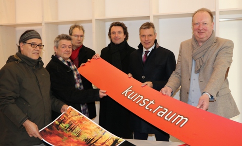 Pressefoto - Künstler, Agentur und Stadtverwaltung präsentierten die Aktion: Guillermo Sanchez Recillas - v.l.n.r.-, Axel Schuch, Helmut Berndt, Christian Kordas, Bürgermeister Christoph Tesche und Andreas Heppe.