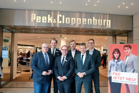Pressefoto - Feierten die Wiedereröffnung der modernisierten P u. C-Filiale in Recklinghausen - Beigeordneter Ekkehard Grunwald - v.l.n.r. -, Stefan Janßen, Country Manager bei P u. C, Geschäftsleiter Andreas Richter, Axel Tschersich, Fachbereichsleiter Wirtschaftsförderung, Standortmanagement und Stadtmarketing, Bürgermeister Christoph Tesche und Jochen Sandkühler, Altstadt- und Quartiersmanager.