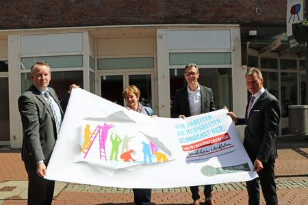 Vermieter Marc-Oliver Fichter von der Wohnungsgesellschaft, Beate Hollands-Loh&ouml;lter von der Verbraucherzentrale, Altstadt-K&uuml;mmerer Jochen Sandk&uuml;hler und B&uuml;rgermeister Christoph Tesche stellten das Projekt und die weitere Ausrichtung der Verbraucherzentrale vor.