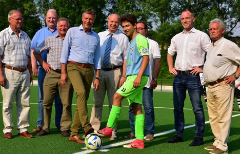 Pressefoto - Bürgermeister Christoph Tesche -4.v.l.-, Erster Beigeordneter Georg Möllers -5.v.l.- und weitere Vertreter aus Verwaltung, Politik und Sport weihten den neuen Kunstrasenplatz an der Langen Wanne ein.