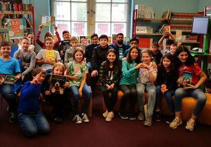Pressefoto - Schüler der Wolfgang-Borchert-Gesamtschule haben zum Start des Sommerleseclubs in der Kinder- und Jugendbücherei Recklinghausen ein Book Casting veranstaltet.