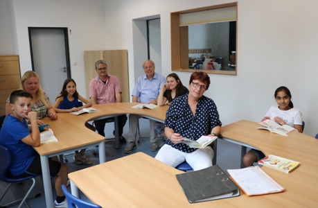 Pressefoto - Ein Multifunktionsraum - vielseitig nutzbar, durch eine Zwischentür und einem Fenster mit dem benachbarten Klassenraum verbunden - Vertreter von Stadt und Schule stellten gemeinsam mit einigen Schülern die neugestaltete Schule vor