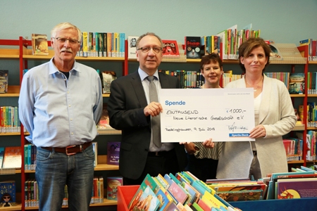 Pressefoto - Stephan Schröder, Vorsitzender der Neuen Literarischen Gesellschaft  - v. l. n. r., Michael Schulze, Filialleiter der Sparda-Bank, mit Heike Pflugner, Leiterin der Stadtbücherei, und Anke Link, Diplom-Bibliothekarin, bei der Übergabe des Schecks.