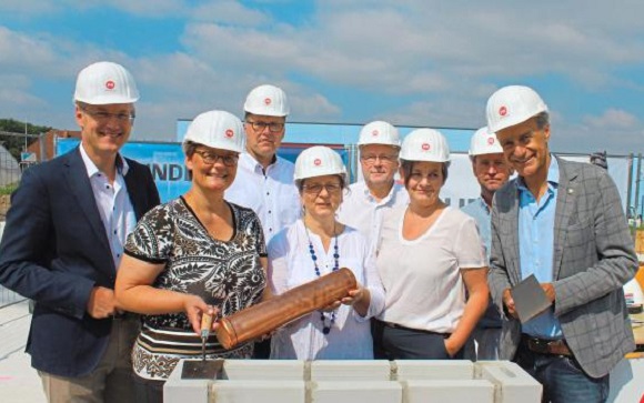 -v.l.- Wirtschaftsförderer Axel Tschersich, Oberbauleiter Guido Brosch, Ulrich Meisenheimer, Silke Haremsa -beide Sektor 3-, Polier Simon Homm und Prof. Dr. Thomas Höhler -Chefarzt Onkologie Prosper-, Dr. Petra Reimann -2.v.l.- und Dr. Dorothea Riesenbeck -4.v.l.-