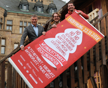 Sie freuen sich auf die Eröffnung des Weihnachtsmarktes am 22. November: Bürgermeister Christoph Tesche sowie Philipp Schwarzhoff und Marius Ebel von der Arena Recklinghausen GmbH