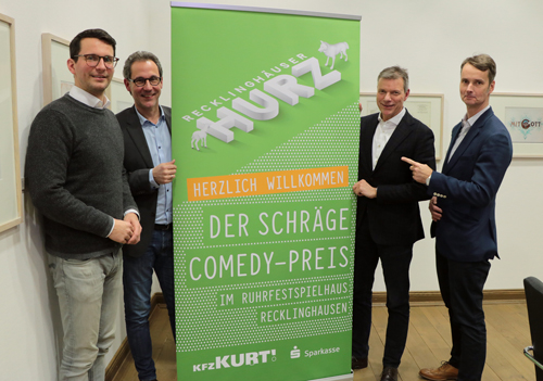 Stellten die diesj&auml;hrigen Preistr&auml;ger vor: Marius Ebel und Lars Tottmann von der Arena Recklinghausen GmbH (v.l.n.r) mit B&uuml;rgermeister Christoph Tesche und Georg Gabriel, stellvertretender Fachbereichsleiter Wirtschaftsf&ouml;rderung, Standortmanagement und Startmarketing.