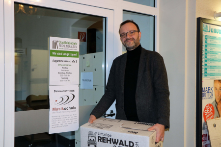 Pressefoto - Musikschulleiter Stefan Prophet freut sich auf den vor&uuml;bergehenden Umzug in die ehemaligen R&auml;umlichkeiten der Stadtbibliothek im Willy-Brandt-Haus.