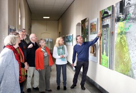 Pressefoto - Freuen sich auf die Ausstellung: Annette Schubert, Birgit M&ouml;lle-Weber, Herbert Neidhardt, Manfred Weber, Karl-Heinz Runtemund, Elke Runtemund, J&uuml;rgen Pohl, Leiter der VHS und Sandra Hilse, Studienleiterin der VHS.
