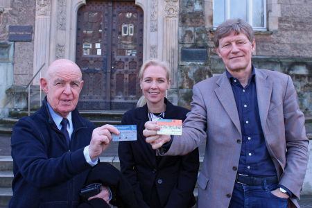 Pressefoto - Machen auf das Thema Organspende aufmerksam - Dr. Hans-Ulrich Foertsch, Vorsitzender der &Auml;rztekammer Westfalen-Lippe im Verwaltungsbezirk Kreis Recklinghausen, Sandra Hilse von der Volkshochschule Recklinghausen und Gisbert Bultmann, Angeh&ouml;riger eines Organspenders .