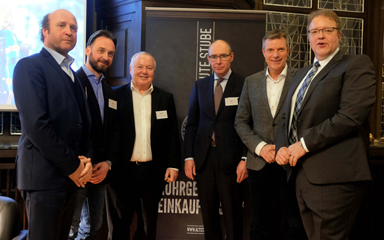 B&uuml;rgermeister Christoph Tesche (2.v.r.) mit Christian Ernst, Experte f&uuml;r Digitalisierung, Berater und Coach (v.l.n.r.), Gert Rainer Scholze, Chef der AIP-Unternehmensgruppe und der GRS Beteiligungen, Rainer Hans, Inhaber der Firma Info Tech und Hermann B&ouml;ckmann, Pressereferent und Leiter der Stabsstelle Kommunikation & Medien, bei der Altstadtkonferenz.