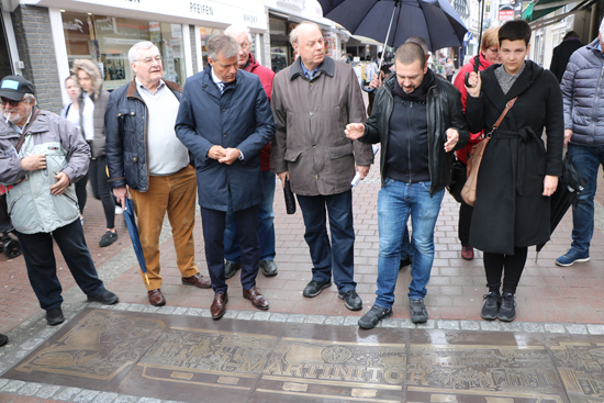 Gemeinsam stellten am Dienstag, 2. April, Bürgermeister Christoph Tesche, Erster Beigeordneter Georg Möllers, Tom Nassal und Anna Witt, ,beide Designstudio crosscreative, die neue Bronzeplatte am Martinitor vor. Foto: Stadt RE