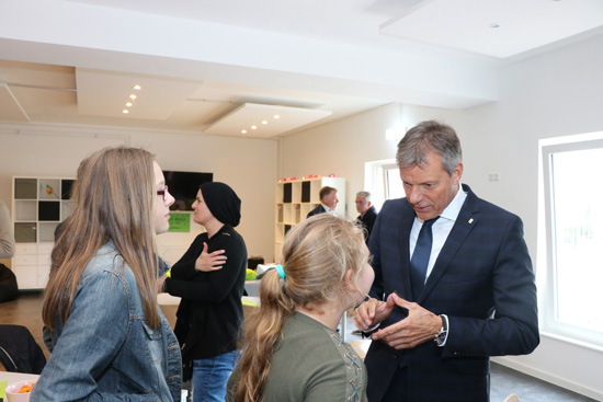 Bürgermeister Christoph Tesche kam auf der offiziellen Einweihungsfeier des Mädchentreffs Laguna mit den Besucherinnen ins Gespräch. 