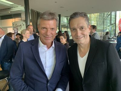 Bürgermeister Christoph Tesche begrüßte am 1. April beim Empfang im Bistro des Ruhrfestspielhauses den diesjährigen Hurz-Preisträger Dieter Nuhr. 
