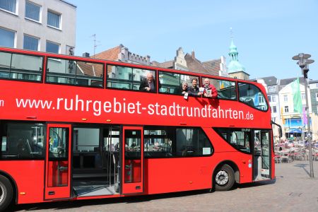 Auf dem Altstadtmarkt stellten Stefan Tigges, Stadtführer Klaus Weberskirch, Georg Gabriel und Busfahrer Thomas Kiefer  das Programm der Stadtrundfahrten vor. Foto Stadt RE