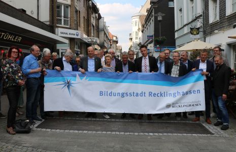 Pressefoto  Vertreter aus Politik und Verwaltung sowie verschiedene Schulleiter aus Recklinghausen enthüllten am Donnerstag, 23. Mai, die Bronzeplatte am Standort des ehemaligen Steintors. 