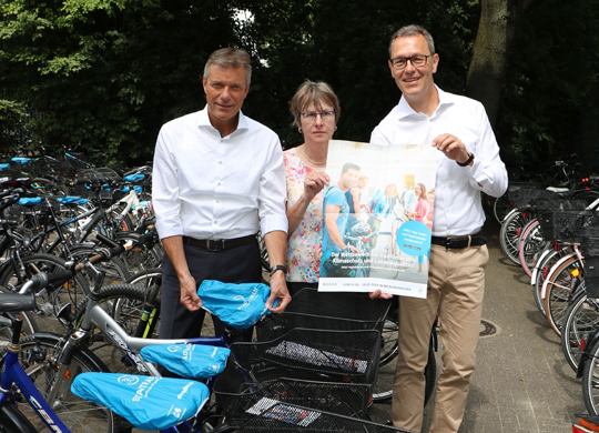 Für das Stadtradeln 2019 warben Bürgermeister Christoph Tesche, Sachgebietsleiterin Dr. Marianne Scholas und Altstadt-Manager Jochen Sandkühler gestern an der Fahrradabstellanlage neben der Gymnasialkirche