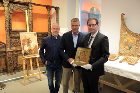 Pressefoto: Stellten die Sammlung vor: Dr. Hans-Jürgen Schwalm, Leiter der städtischen Museen (v.l.n.r.), Bürgermeister Christoph Tesche und Dr. des. Lutz Rickelt, Leiter des Ikonen-Museums.