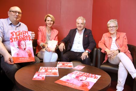 Pressefoto -  Informierten über die Sondervorstellung vor - Cineworld-Theaterleiter Kai-Uwe Theveßen, Maja Wolt, Abteilungsleiterin Kinder- und Jugendarbeit, Volker Hülsmann, Fachbereichsleiter Kinder, Jugend und Familie, und seine Stellvertreterin Martina Schulze-Entrup.