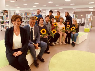 Zu ihrem Einstand als neue Leiterin der Stadtbibliothek gab es für Anke Link von ihrem Team Blumen. Bürgermeister Christoph Tesche war der erste Gratulant. Foto Stadt RE