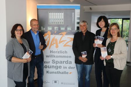 Pressefoto -  Stellten das neue Programm vor: Korinna Krumpholz von der Stiftung Kunst, Kultur und Soziales der Sparda-Bank West , Dr. Hans-Jürgen Schwalm, Leiter der städtischen Museen, Ingo Marmulla, Kurator des Programms, Kulturplanerin Babara Ruhnau und Kerstin Weber von der Kunsthalle.