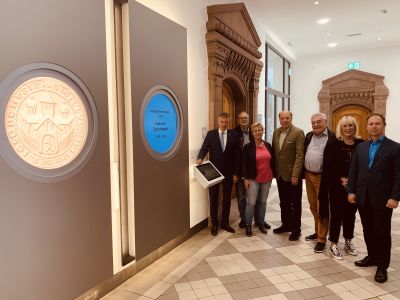 Bürgermeister Christoph Tesche stellte am Dienstag die Ehrengalerie vor dem Großen Sitzungssaal vor. Begeistert zeigten sich von der neuen Attraktion im Rathaus auch Ulrich Hempel - CDU -, Christel Dymke  - Grüne - , Erster Beigeordneter Georg Möllers, Udo Schmidt - FDP , Claudia Ludwig - UBP - und Andreas Leib - SPD - . Foto Stadt RE