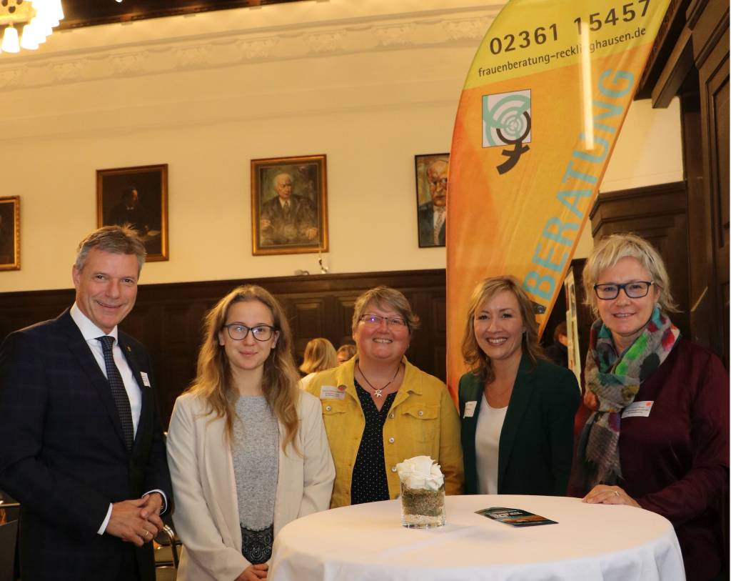 Begeistert von der großen Resonanz auf die Fachtagung im Rathaus zeigten sich Bürgermeister Christoph Tesche, Poetry-Slamerin Ella Anschein, Manuela Sabozin-Oberem  - Frauenberatung -, Moderatorin Sabine Ziemke und Gleichstellungsbeauftragte Gabriele Steuer . Foto - Stadt RE