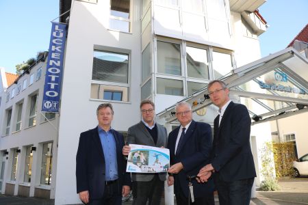 Gemeinsam mit Gesch&auml;ftsf&uuml;hrer Thomas L&uuml;ckenotto stellen Abteilungsleiter J&ouml;rg Smolka, Stadtk&auml;mmerer Ekkehard Grunwald und Fachbereichsleiter Axel Tschersich das Plakatmotiv der Aktion Wirtschaft im Fokus vor. Foto -  Stadt RE