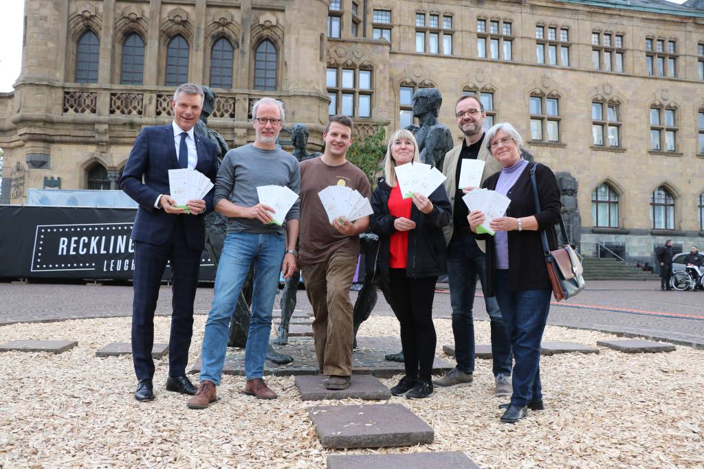 Werben für die Initiative „Recklinghausen blüht“ (v.l.): Bürgermeister Christoph Tesche, Thomas Schiffgens vom BUND, Imker Jens Keinhörster, Künstlerin Christine Tschötschel, Musikschulleiter Stefan Prophet und Inge Bischof vom BUND. 