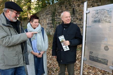 Pressefoto - Weihten die neue Infotafel ein: Theo Kemper, Mitglied des Vereins für Orts- und Heimatkunde, Birgit Ridderskamp von der RDN Agentur für Public Relations, und Georg Möllers, Erster Beigeordneter und Vorsitzender des Vereins für Orts- und Heimatkunde.