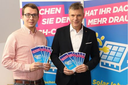 Pressefoto - Bürgermeister Christoph Tesche und Klimaschutzmanager Torben Stasch befürworten den Ausbau von Photovoltaik-Anlagen.