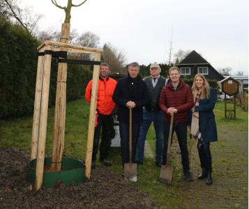 Über die zwei neuen Bäume auf dem Gelände des Imkervereins freuen sich Mathias Möhle-Scherbeck, Christoph Tesche, Manfred Onnebrink, Paul Bertels und Jantje Zimmer. Foto - Stadt RE