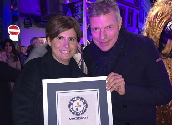 Bibliotheksleiterin Anke Link und B&uuml;rgermeister Christoph Tesche (v.l.) nahmen am 3. November 2019 die Guiness-World-Records-Urkunde entgegen und freuen sich jetzt &uuml;ber die Auszeichnung der Stiftung Lesen.