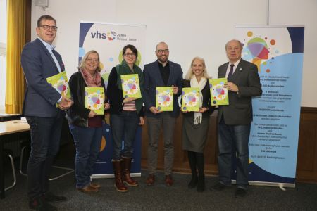 Pressefoto: Das neue Halbjahresprogramm der Volkshochschule Recklinghausen präsentierten (v.l.): Martin Gohrke, Fachbereichsleiter Bildung und Sport, Anne Becker (VHS), Leonie Grage (VHS), VHS-Leiter Dr. Ansgar Kortenjann, Sandra Hilse (VHS) und der Erste Beigeordnete Georg Möllers.
