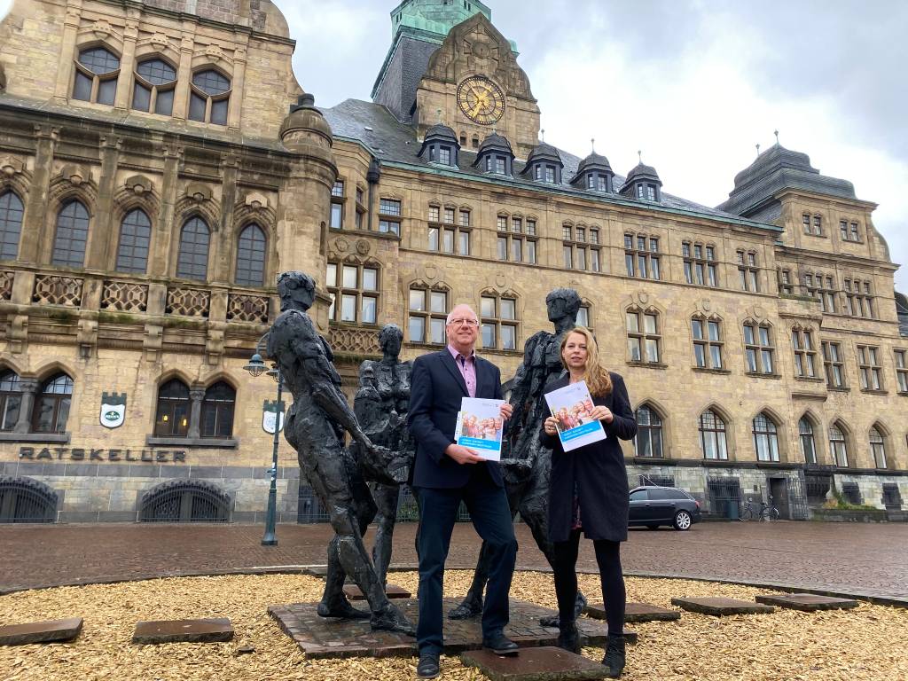 Der Heimat-Scheck geht in die nächste Runde: Silvia Stöbermann-Schröder, Zentrales Fördermanagement, und Norbert Fröhleke, Abteilungsleiter Zentrales Fördermittelmanagement (v.r.). Foto: Stadt RE
